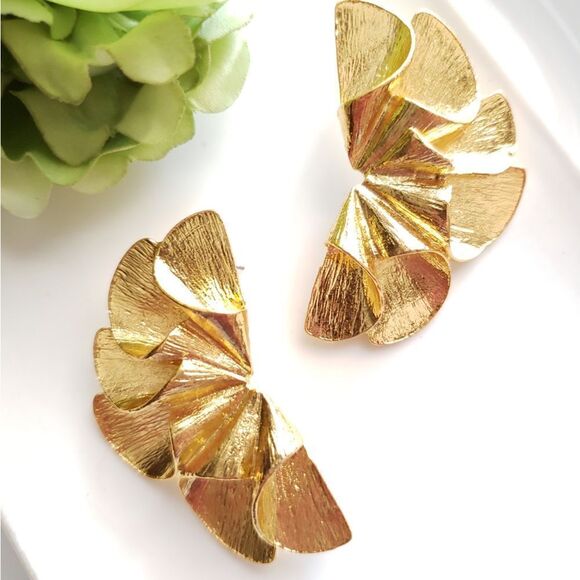 New! Zara Fan Earrings - Picture 5 of 15